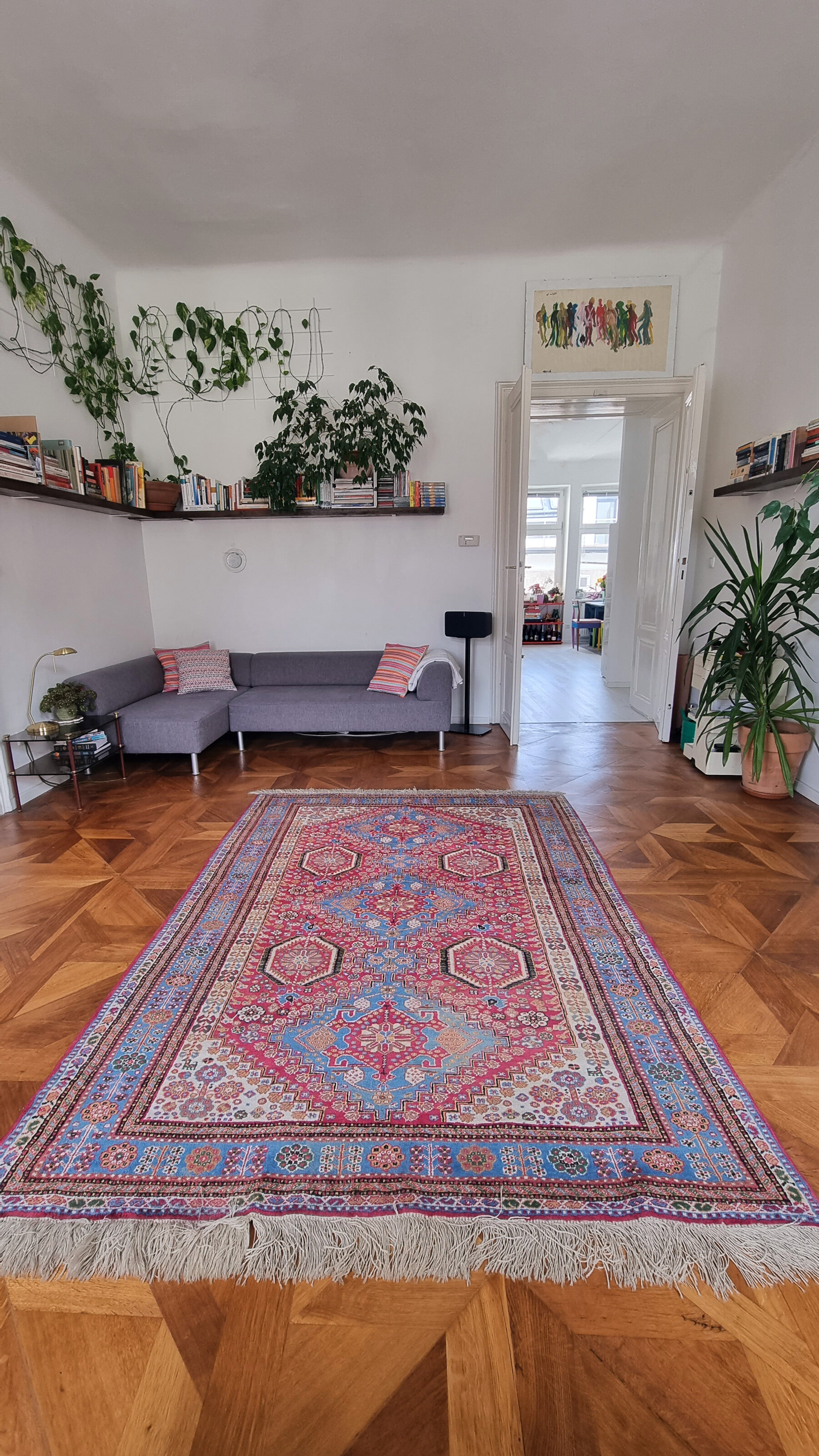 Helles Wohnzimmer mit Parkettboden & Orientteppich – 3-Zimmer Wohnung zur Kurzzeitmiete, Wohnen auf Zeit für 1 bis 6 Monate in Wien | © Luca