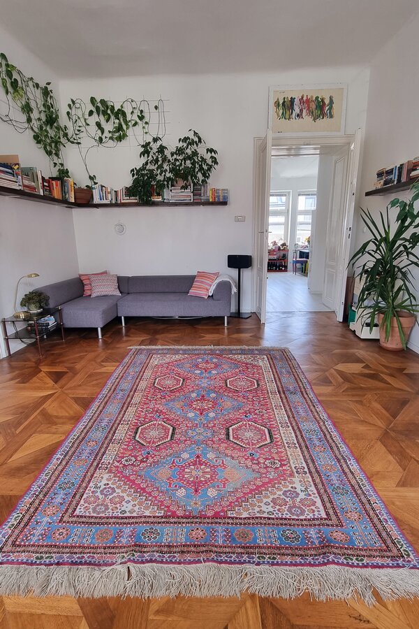 Helles Wohnzimmer mit Parkettboden & Orientteppich – 3-Zimmer Wohnung zur Kurzzeitmiete, Wohnen auf Zeit für 1 bis 6 Monate in Wien | © Luca