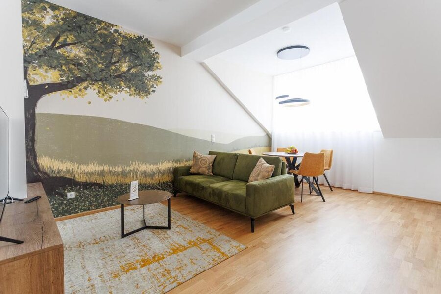 Helles Wohnzimmer mit Naturmotiv – 3-Zimmer Wohnung zur Kurzzeitmiete, Wohnen auf Zeit für 1 bis 6 Monate in Wien