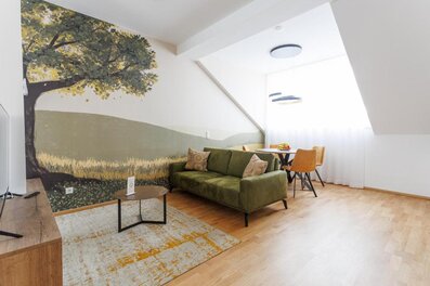 Helles Wohnzimmer mit Naturmotiv – 3-Zimmer Wohnung zur Kurzzeitmiete, Wohnen auf Zeit für 1 bis 6 Monate in Wien