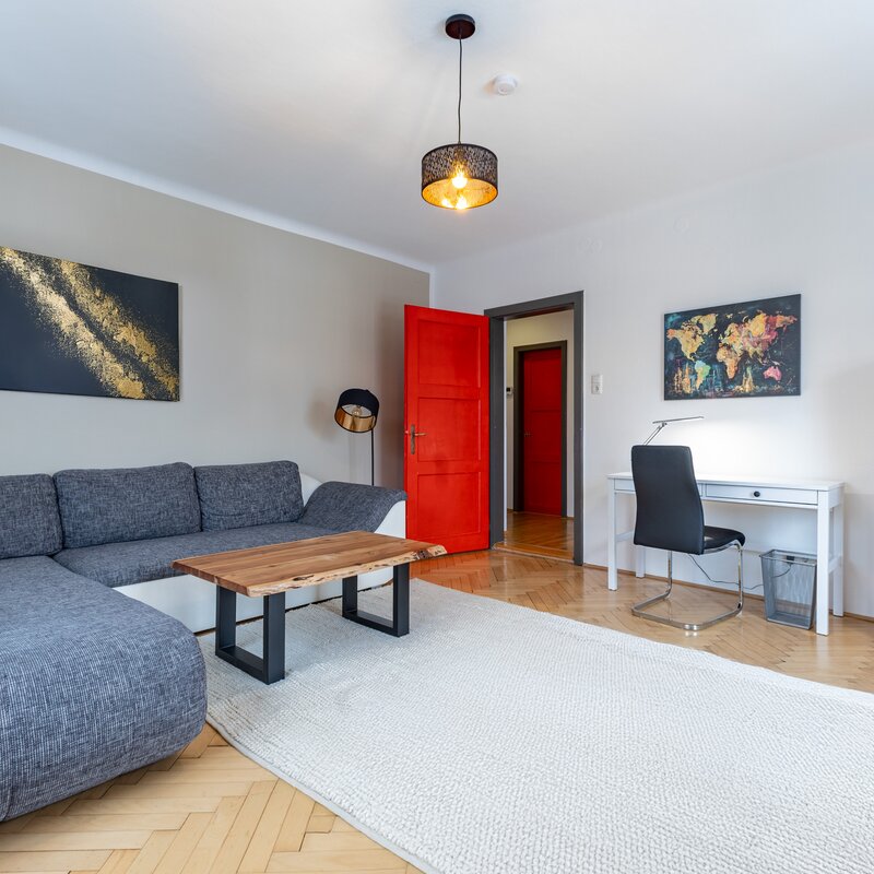 Helles Wohnzimmer mit Schlafcouch & Arbeitsplatz – 2-Zimmer-Wohnung zur Kurzzeitmiete, Wohnen auf Zeit 1 bis 6 Monate, Salzburg
