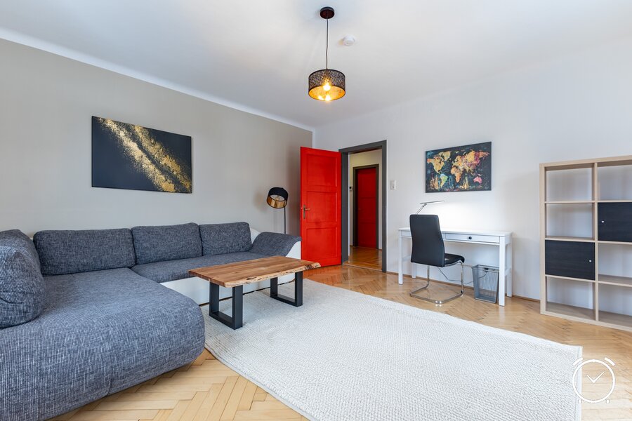 Helles Wohnzimmer mit Schlafcouch & Arbeitsplatz – 2-Zimmer-Wohnung zur Kurzzeitmiete, Wohnen auf Zeit 1 bis 6 Monate, Salzburg