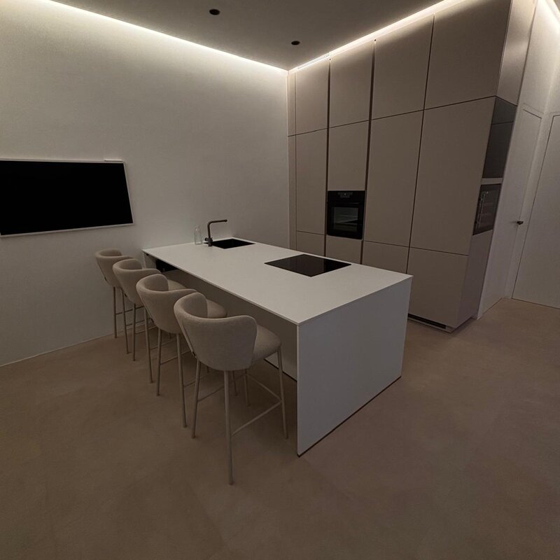 Die elegante Wohnküche kombiniert Design und Funktionalität – der integrierte Weinkühlschrank setzt ein exklusives Highlight und sorgt für stilvolle Genussmomente.