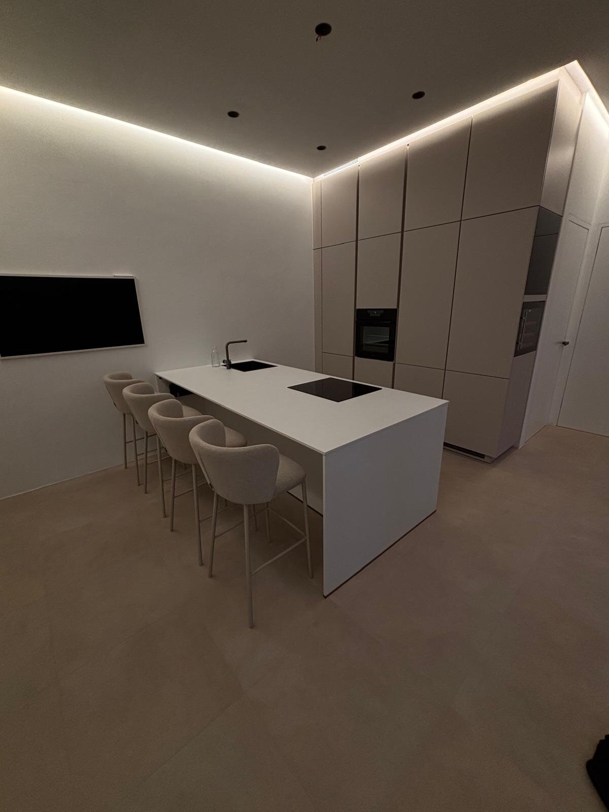 Die elegante Wohnküche kombiniert Design und Funktionalität – der integrierte Weinkühlschrank setzt ein exklusives Highlight und sorgt für stilvolle Genussmomente.