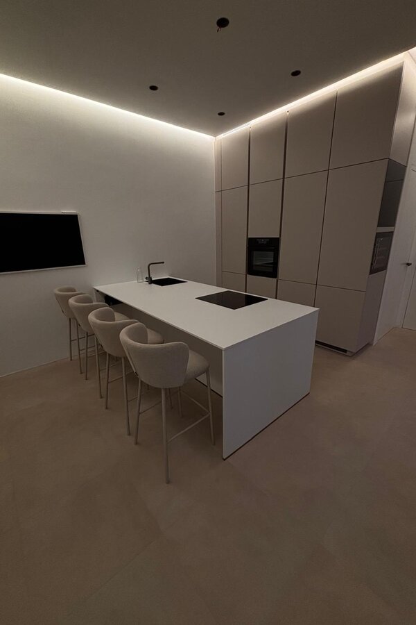 Die elegante Wohnküche kombiniert Design und Funktionalität – der integrierte Weinkühlschrank setzt ein exklusives Highlight und sorgt für stilvolle Genussmomente.