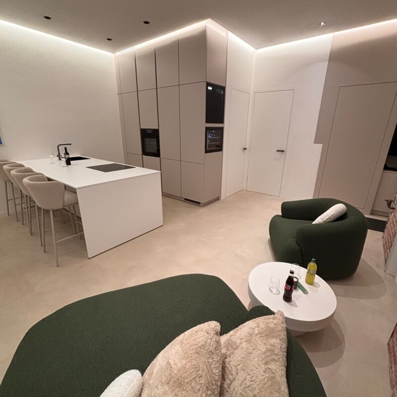 Die elegante Wohnküche kombiniert Design und Funktionalität – der integrierte Weinkühlschrank setzt ein exklusives Highlight und sorgt für stilvolle Genussmomente.