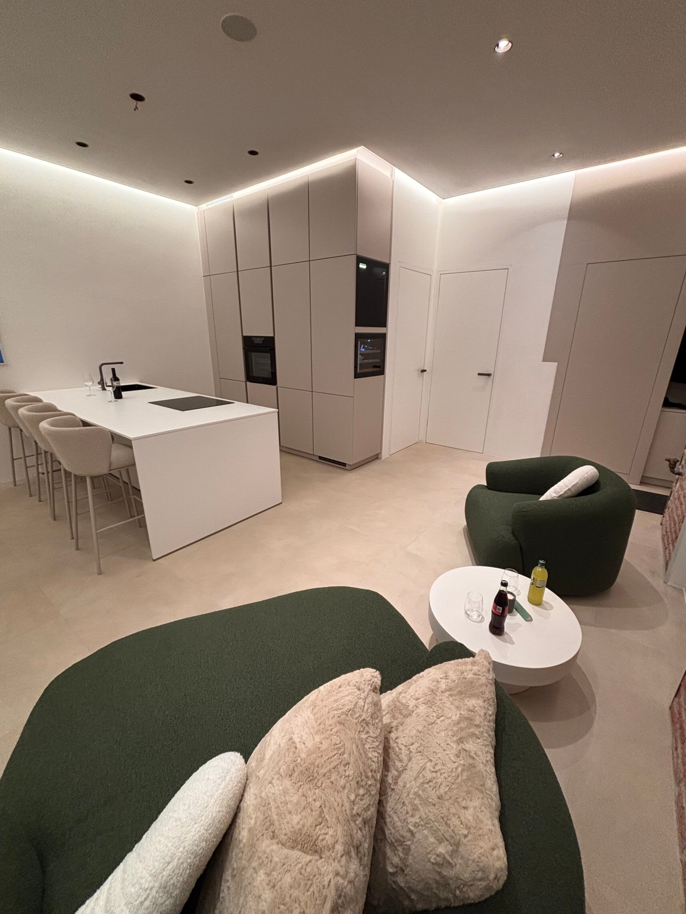 Die elegante Wohnküche kombiniert Design und Funktionalität – der integrierte Weinkühlschrank setzt ein exklusives Highlight und sorgt für stilvolle Genussmomente.