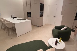 Die elegante Wohnküche kombiniert Design und Funktionalität – der integrierte Weinkühlschrank setzt ein exklusives Highlight und sorgt für stilvolle Genussmomente.