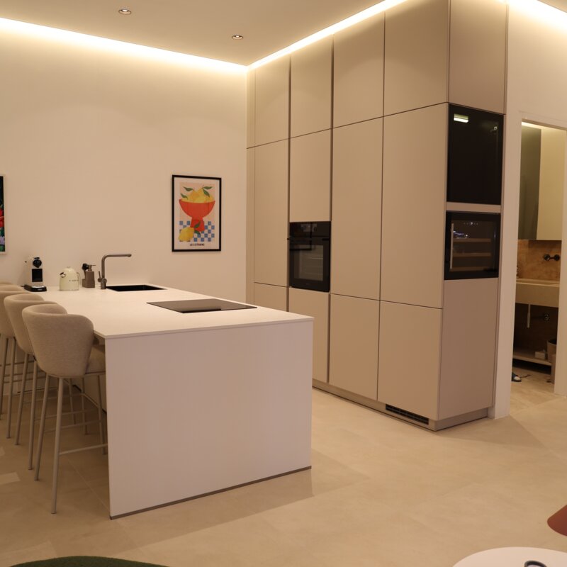 Die elegante Wohnküche kombiniert Design und Funktionalität – der integrierte Weinkühlschrank setzt ein exklusives Highlight und sorgt für stilvolle Genussmomente.