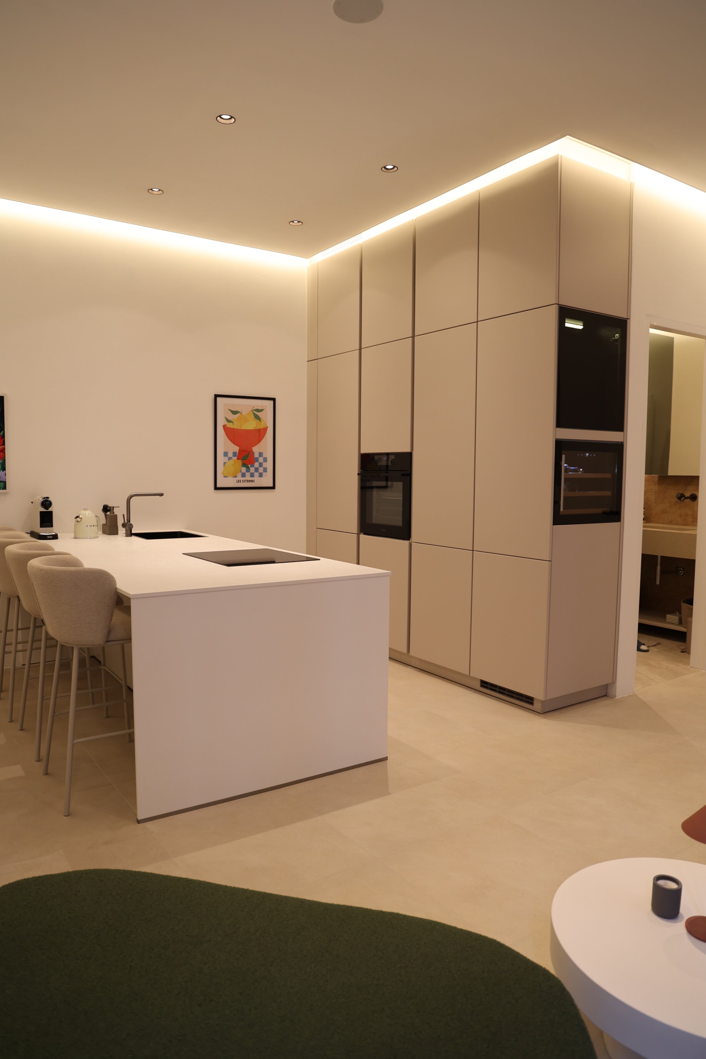 Die elegante Wohnküche kombiniert Design und Funktionalität – der integrierte Weinkühlschrank setzt ein exklusives Highlight und sorgt für stilvolle Genussmomente.