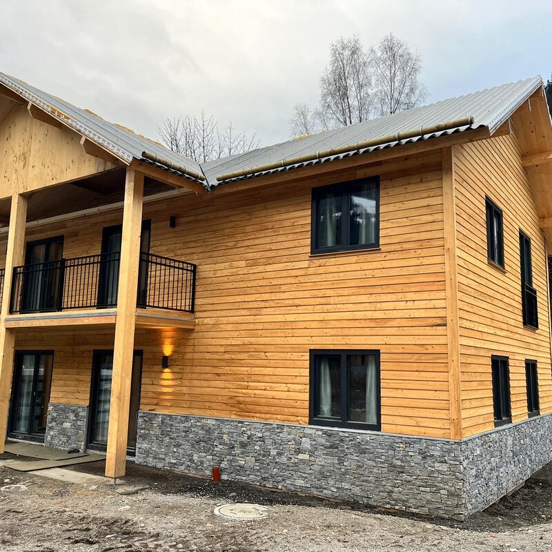 Modernes Holzchalet mit Balkon – 3-Zimmer Apartment zur Kurzzeitmiete & Wohnen auf Zeit für 1 bis 6 Monate in Scherzboden