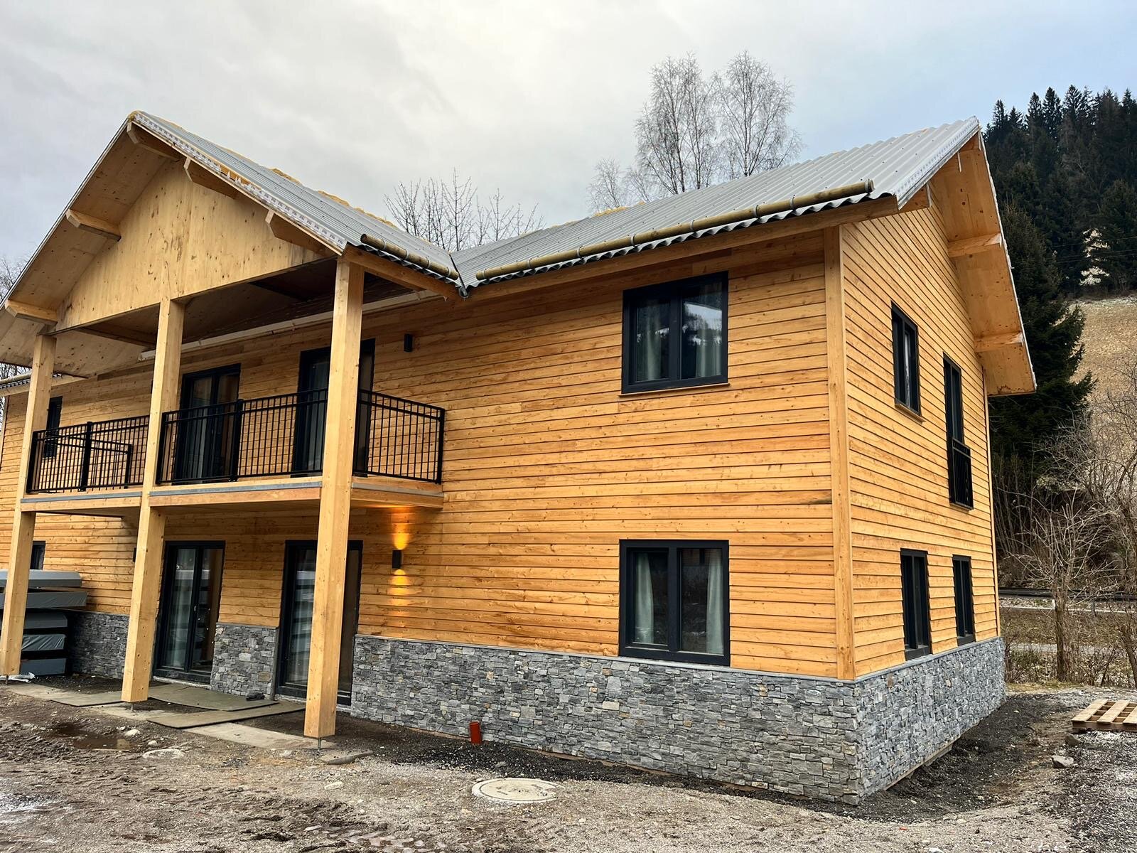 Modernes Holzchalet mit Balkon – 3-Zimmer Apartment zur Kurzzeitmiete & Wohnen auf Zeit für 1 bis 6 Monate in Scherzboden