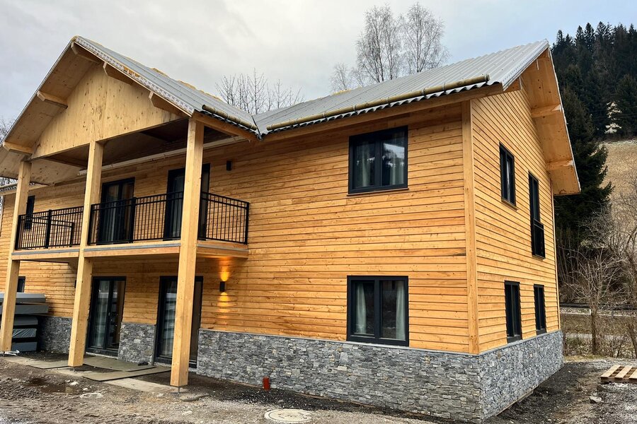 Modernes Holzchalet mit Balkon – 3-Zimmer Apartment zur Kurzzeitmiete & Wohnen auf Zeit für 1 bis 6 Monate in Scherzboden