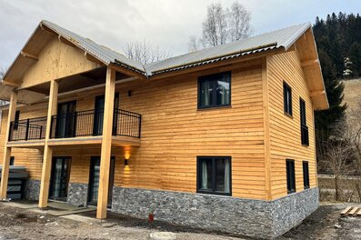 Modernes Holzchalet mit Balkon – 3-Zimmer Apartment zur Kurzzeitmiete & Wohnen auf Zeit für 1 bis 6 Monate in Scherzboden