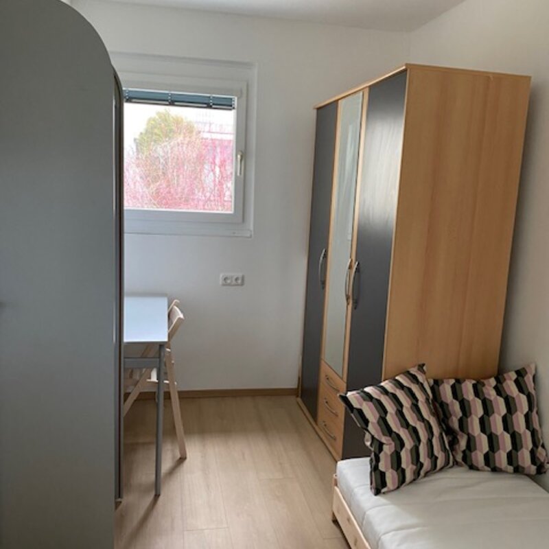 Schrank, Schreibtisch und Regal in Schlafzimmer 2