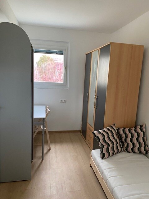 Schrank, Schreibtisch und Regal in Schlafzimmer 2