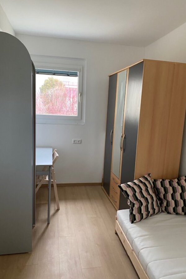 Schrank, Schreibtisch und Regal in Schlafzimmer 2