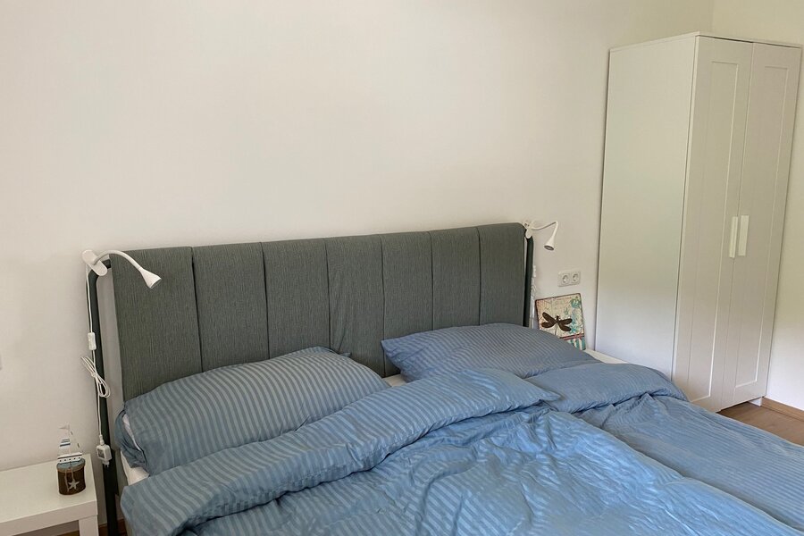 Doppelbett 1,80 x 2m, Schrank und Regal