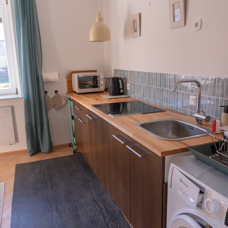  Kettle, coffee machine, cooking utensils, 