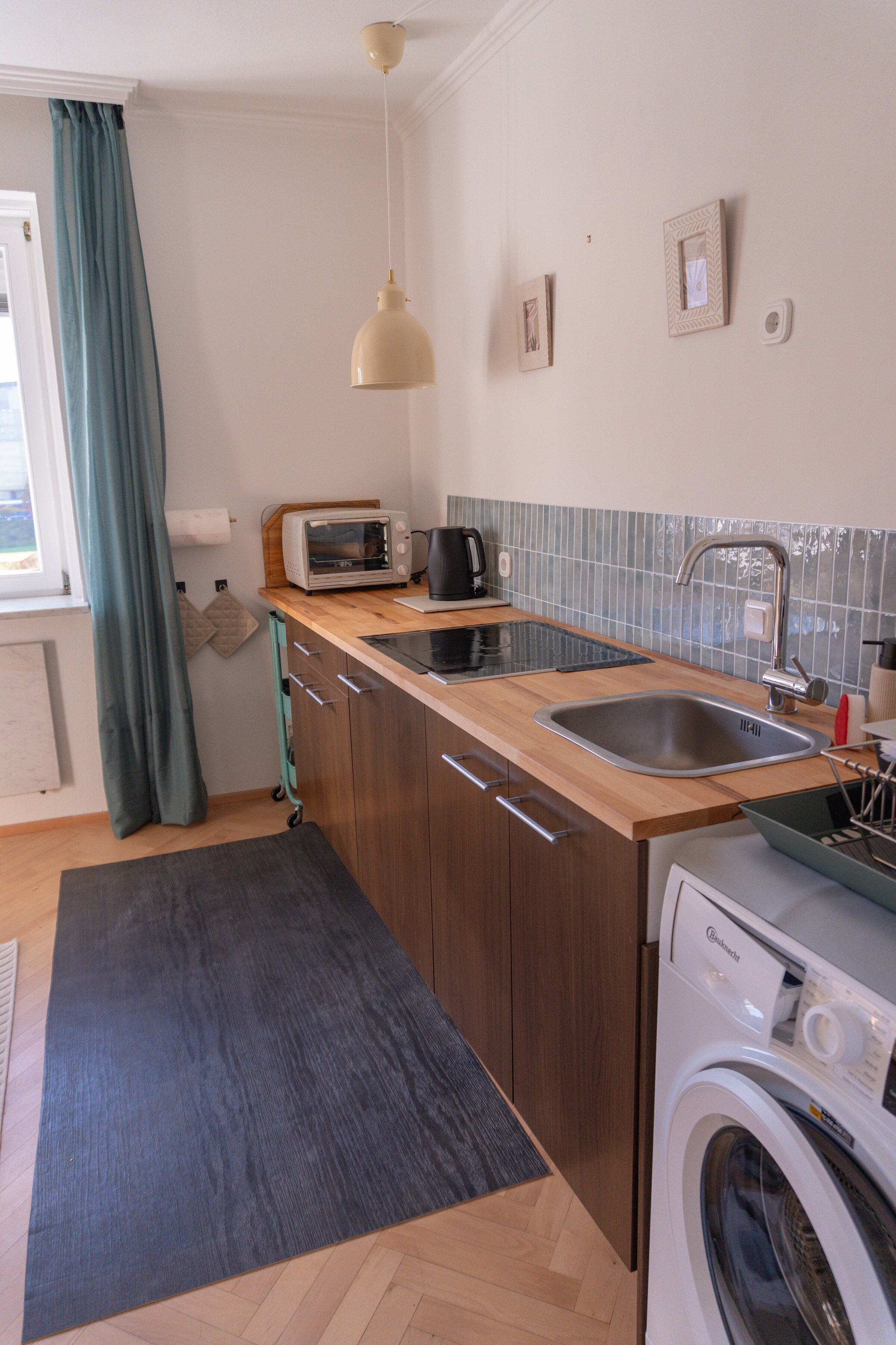  Kettle, coffee machine, cooking utensils, 