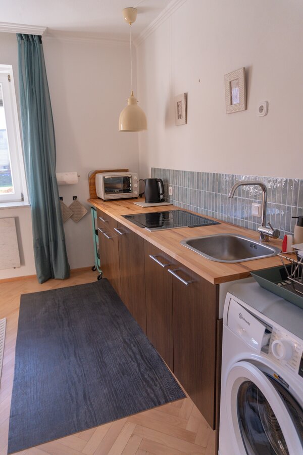  Kettle, coffee machine, cooking utensils, 