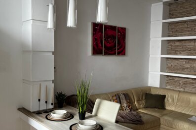 Stylish living and dining area with designer furniture – 2-room apartment, short-term rental, temporary housing 1 to 6 months, Vienna