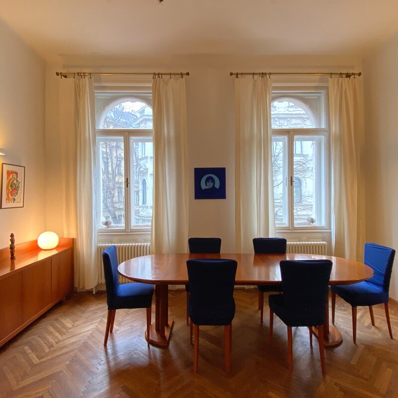 Wohnzimmer mit ausziehbarem Tisch