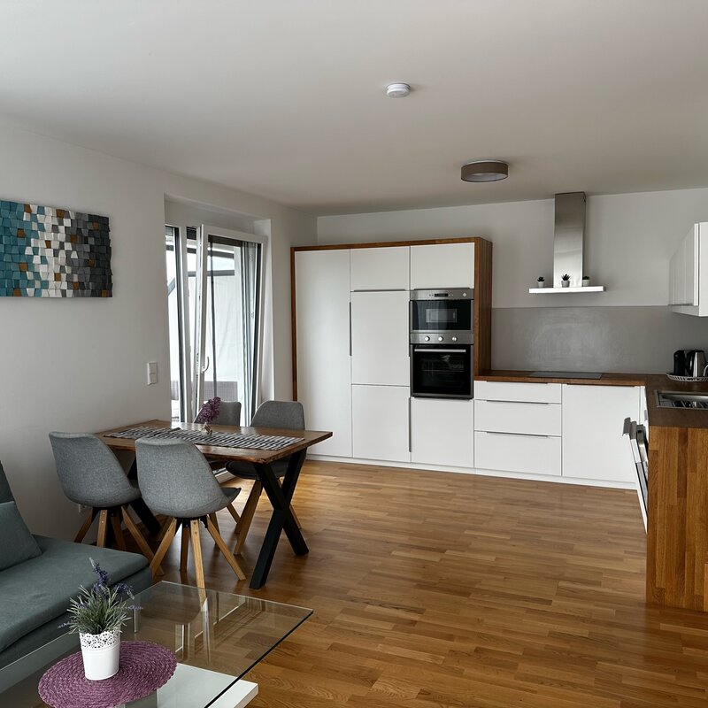 Bright open-plan living and kitchen area – 2-room apartment for short-term rental, temporary housing for 1 to 6 months in Vienna