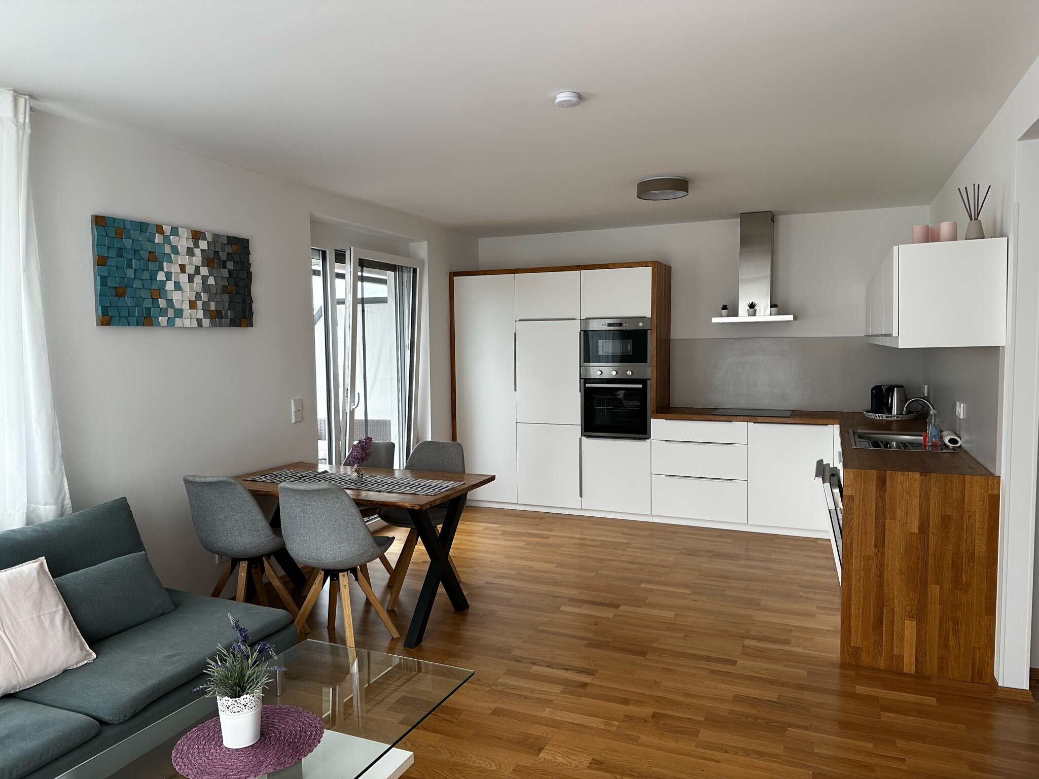 Bright open-plan living and kitchen area – 2-room apartment for short-term rental, temporary housing for 1 to 6 months in Vienna
