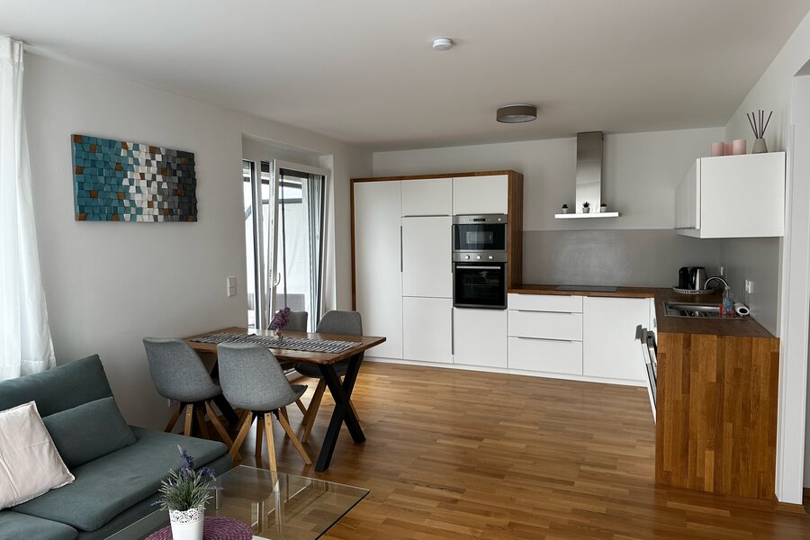 Bright open-plan living and kitchen area – 2-room apartment for short-term rental, temporary housing for 1 to 6 months in Vienna