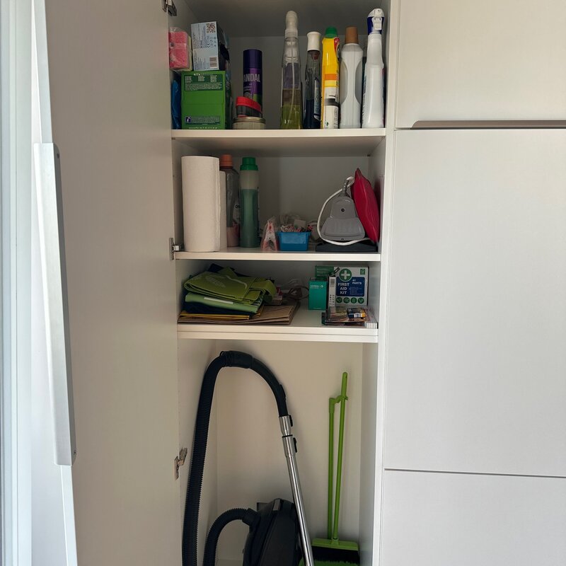 Cleaning cabinet for cleaning products, cleaning tools