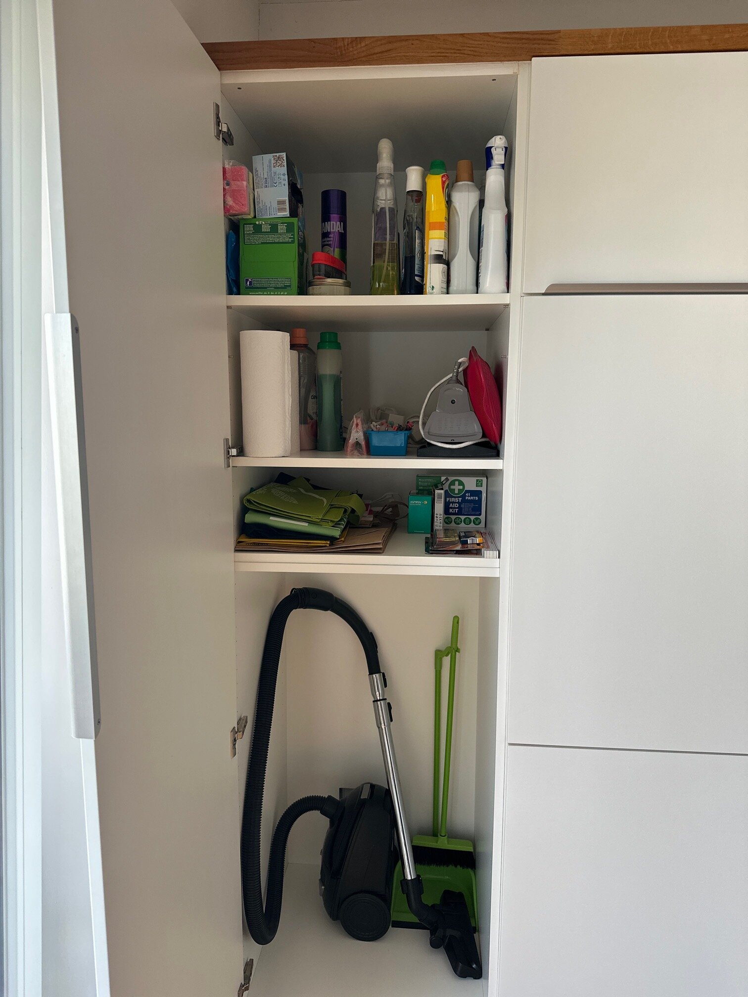 Cleaning cabinet for cleaning products, cleaning tools