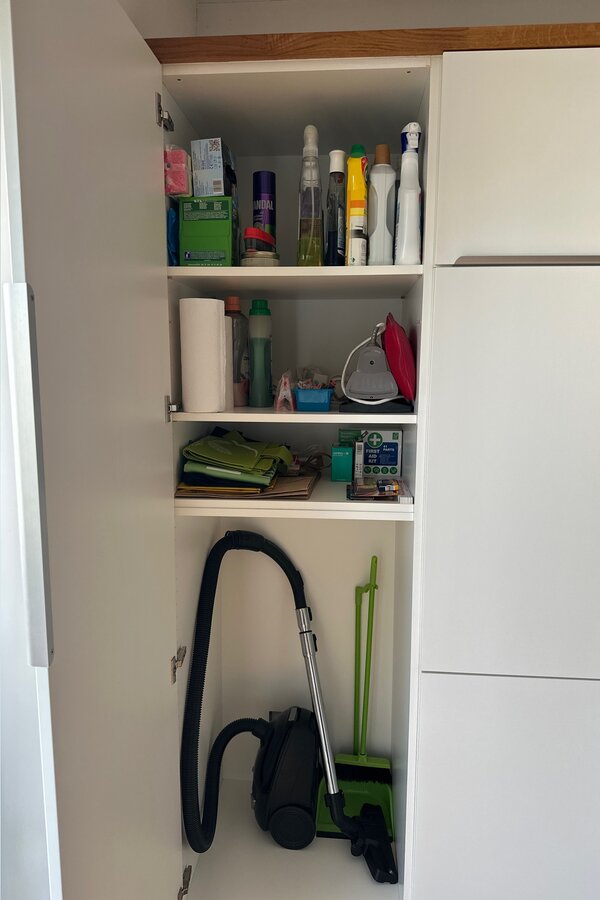 Cleaning cabinet for cleaning products, cleaning tools