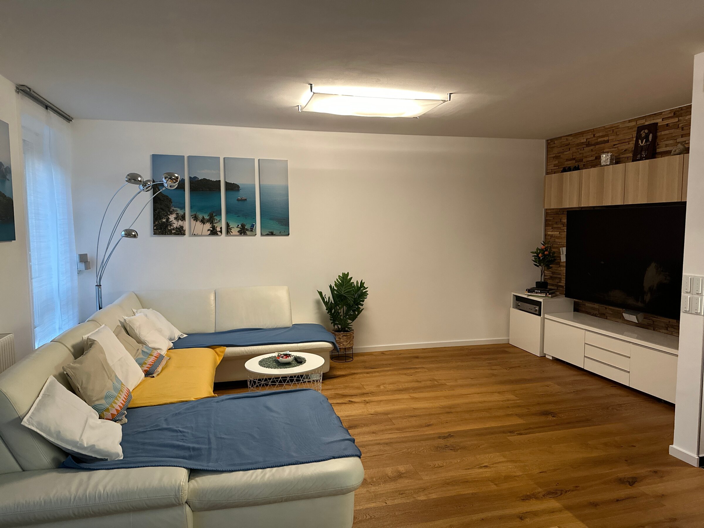 Bright living room with leather sofa & TV – 3-room apartment, short-term rental, temporary housing for 1 to 6 months, Vienna