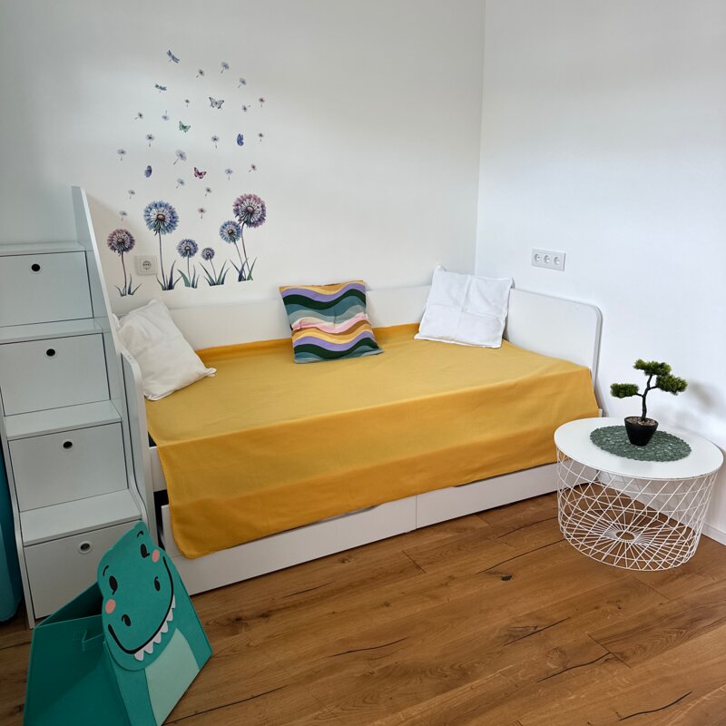 Kinderzimmer, mit ausziehbarem Bett : 2x90x180 cm 