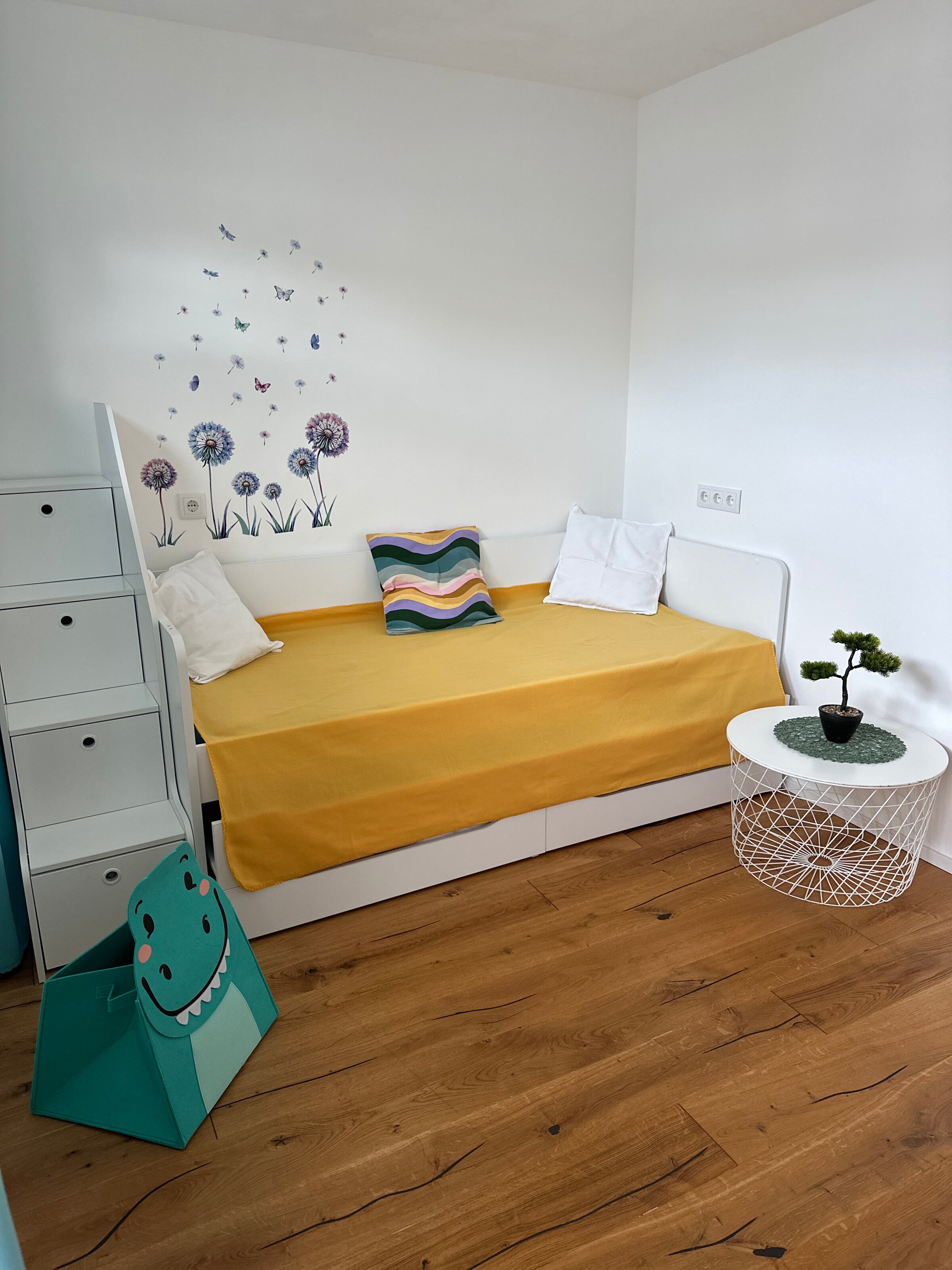 Kinderzimmer, mit ausziehbarem Bett : 2x90x180 cm 