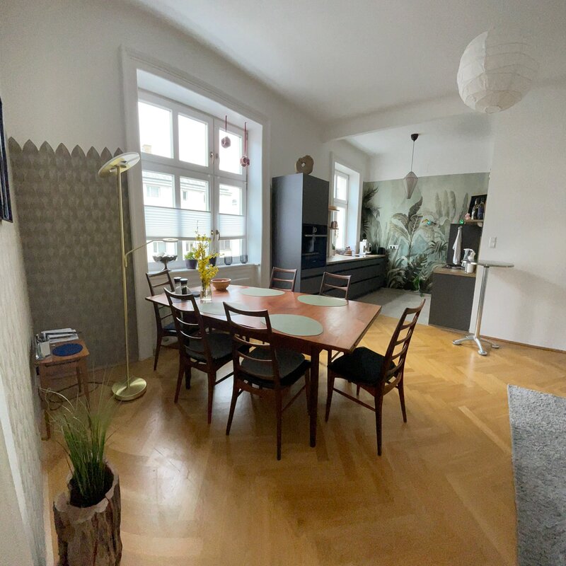 Bright open-plan dining & kitchen area with parquet floor – 2-room apartment, short-term rental Vienna, 1 to 6 months