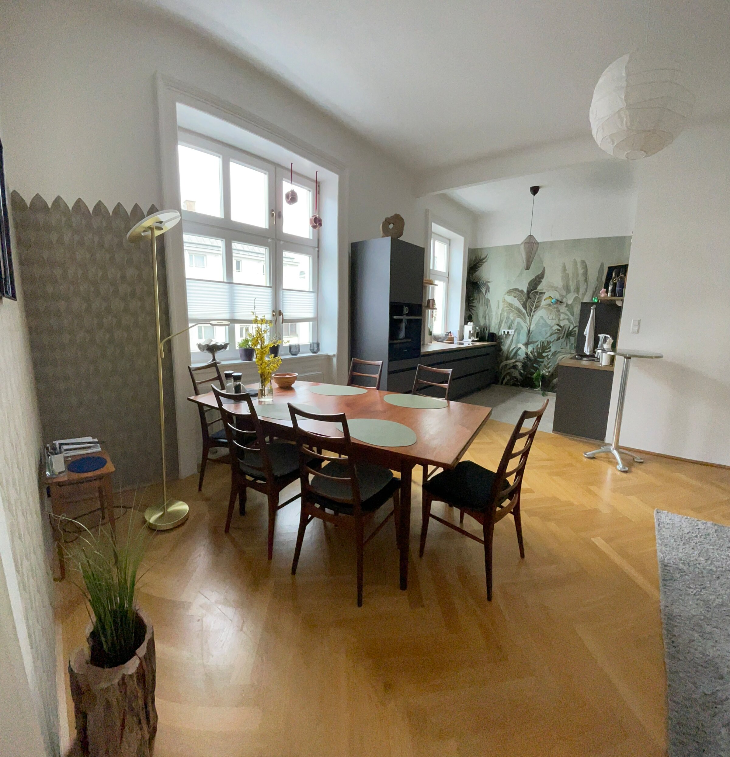 Bright open-plan dining & kitchen area with parquet floor – 2-room apartment, short-term rental Vienna, 1 to 6 months
