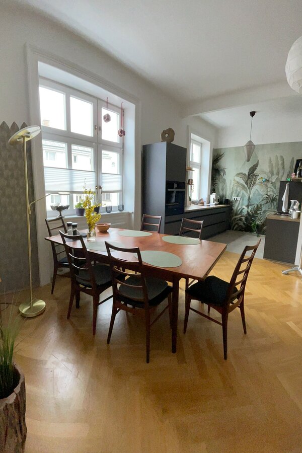 Bright open-plan dining & kitchen area with parquet floor – 2-room apartment, short-term rental Vienna, 1 to 6 months