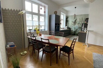 Bright open-plan dining & kitchen area with parquet floor – 2-room apartment, short-term rental Vienna, 1 to 6 months