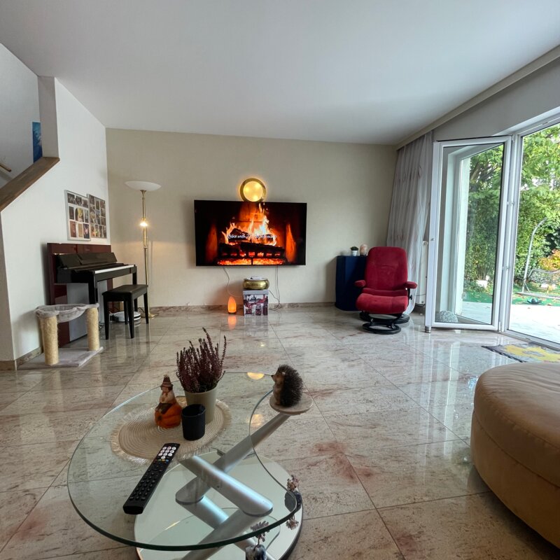 Bright living room with fireplace & marble floor – house for short-term rental & temporary housing for 1 to 6 months in Vienna