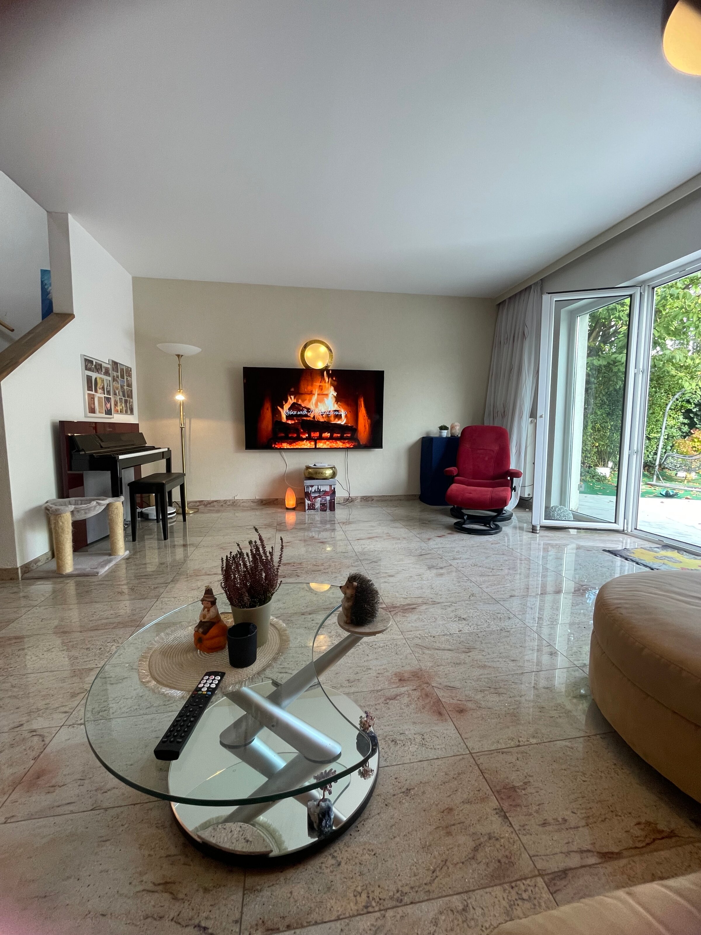 Bright living room with fireplace & marble floor – house for short-term rental & temporary housing for 1 to 6 months in Vienna