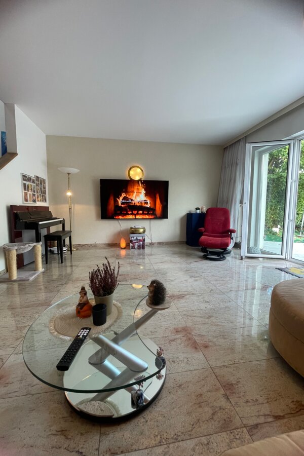 Bright living room with fireplace & marble floor – house for short-term rental & temporary housing for 1 to 6 months in Vienna
