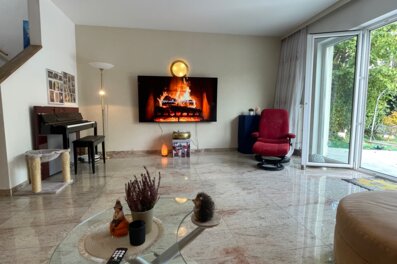 Bright living room with fireplace & marble floor – house for short-term rental & temporary housing for 1 to 6 months in Vienna