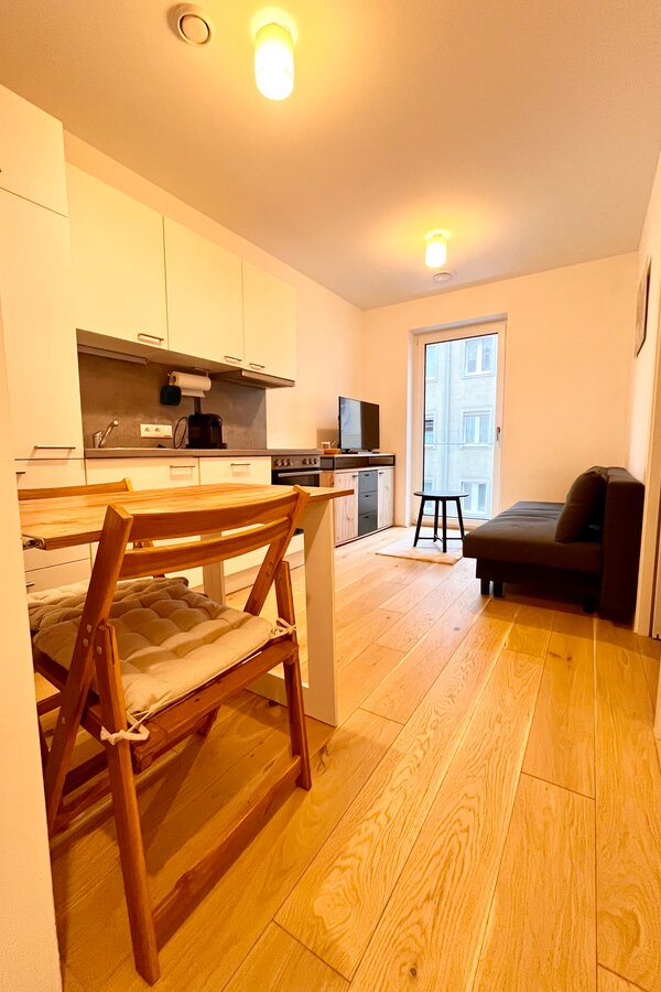 Helles Wohnzimmer mit Küche & Holzboden – 2-Zimmer Wohnung zur Kurzzeitmiete & Wohnen auf Zeit in Linz
