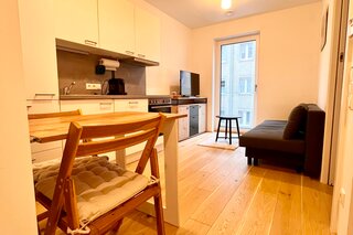 Helles Wohnzimmer mit Küche & Holzboden – 2-Zimmer Wohnung zur Kurzzeitmiete & Wohnen auf Zeit in Linz