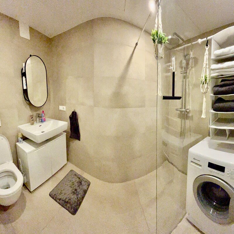großes Badezimmer mit WC