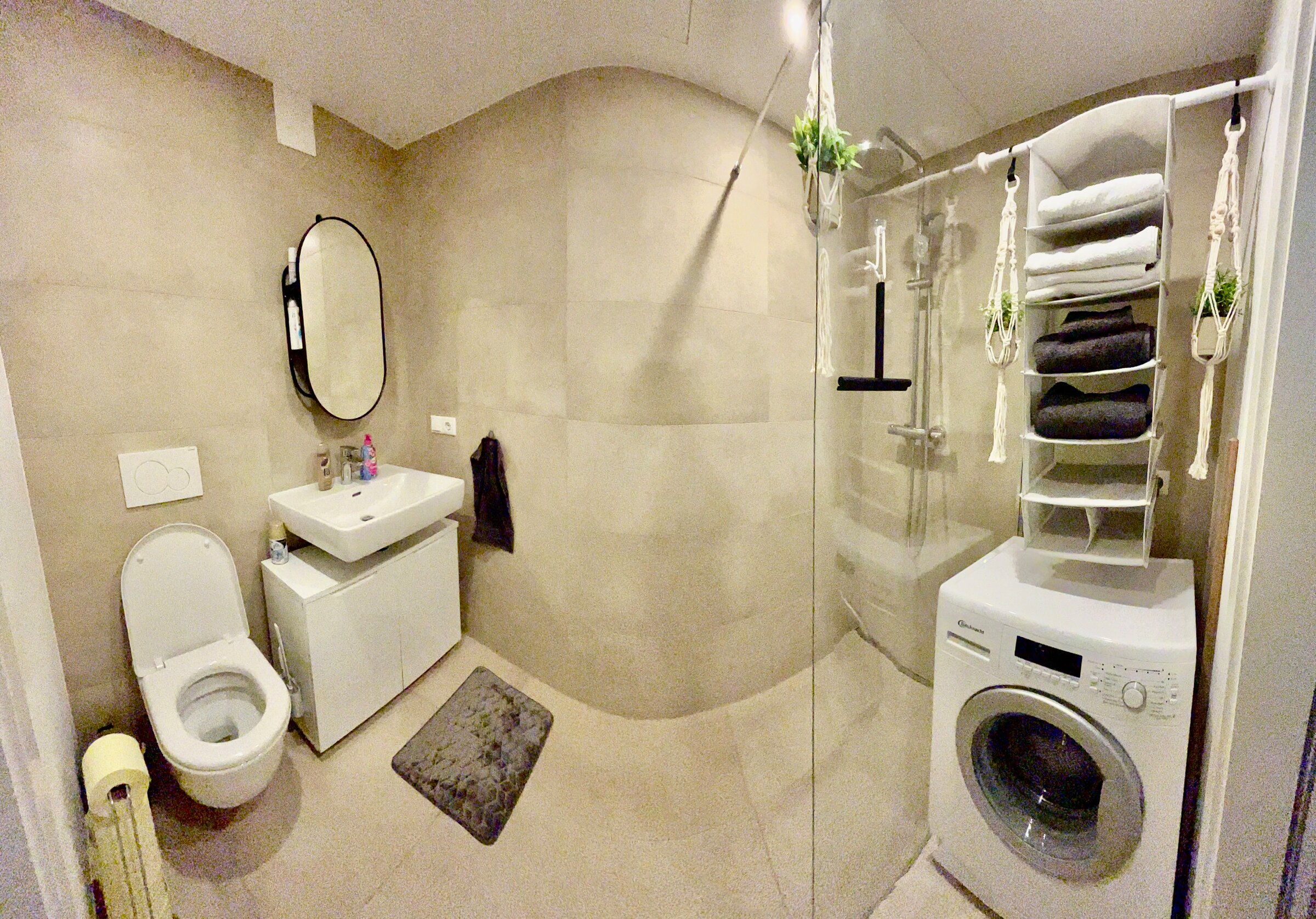 großes Badezimmer mit WC
