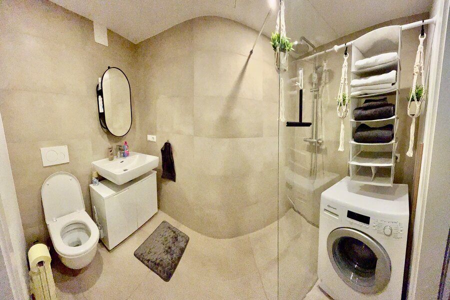 großes Badezimmer mit WC