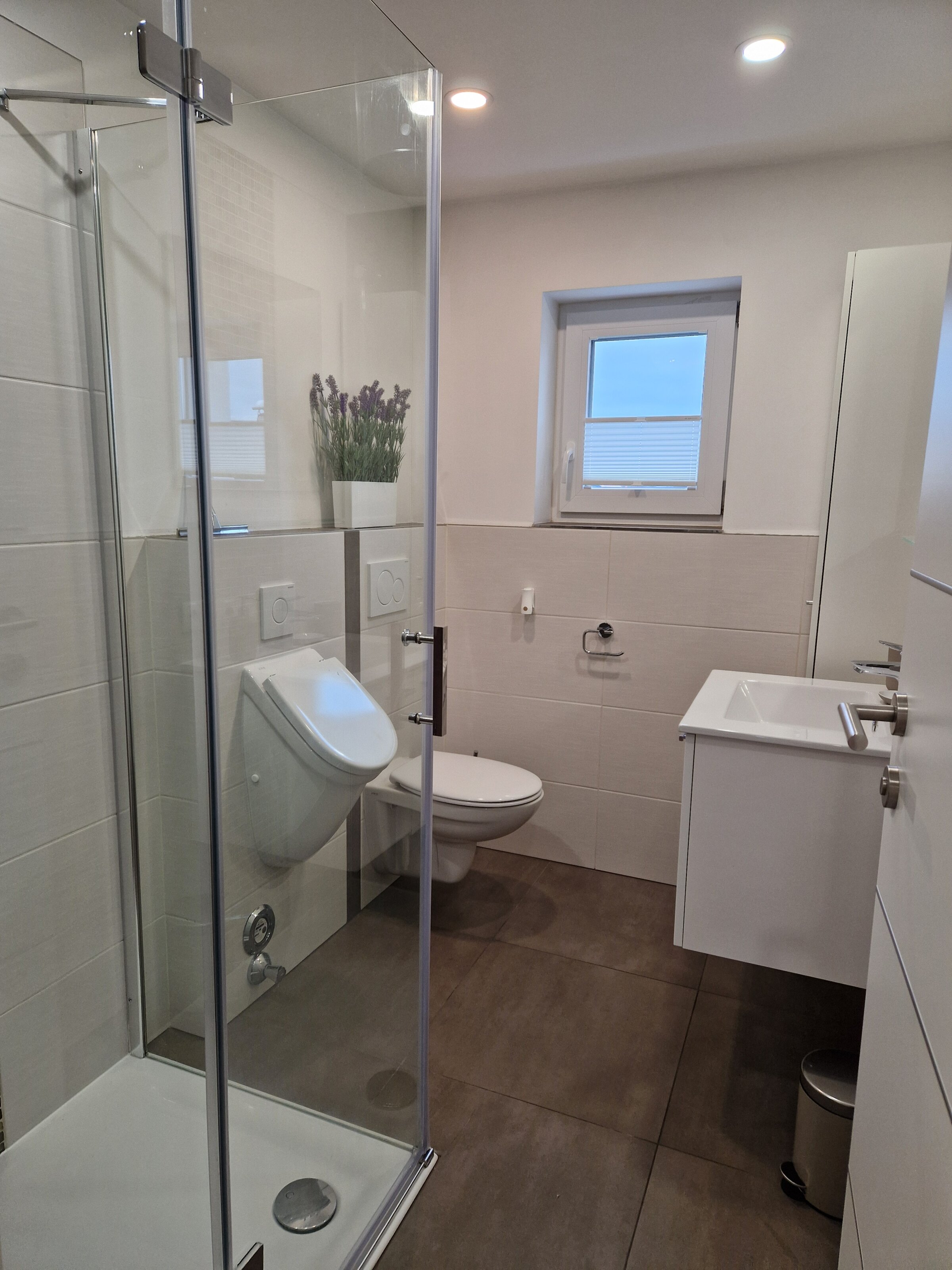 Bath with Shower, Toilette and Pissoir